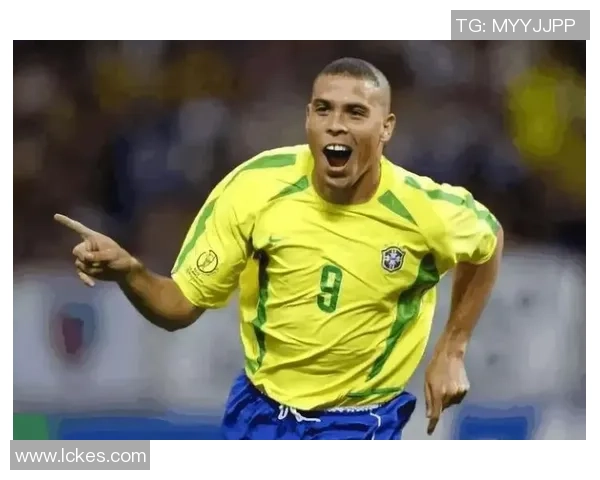 历史第一足球巨星荣耀与传奇生涯全景再现辉煌瞬间